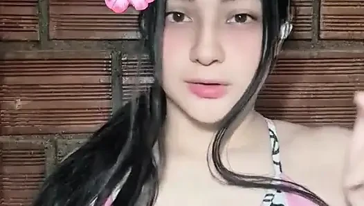 Mastürbasyon yapıyorum ve büyük göğüslerime dokunuyorum