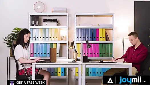 Joymii - iş yerinde sikiş - nikki fox büyük yarağı derine alıyor