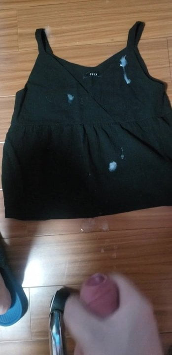 Дрочит И Кончает На Платье