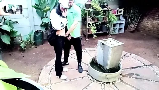 Fast wurde erwischt beim putzen des hofes der chefin