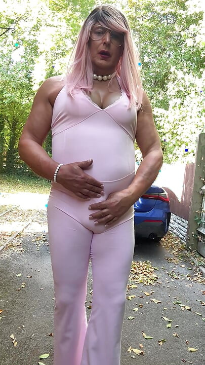 Crossdresser kellycd2022 u ružičastom kombinezonu i štiklama