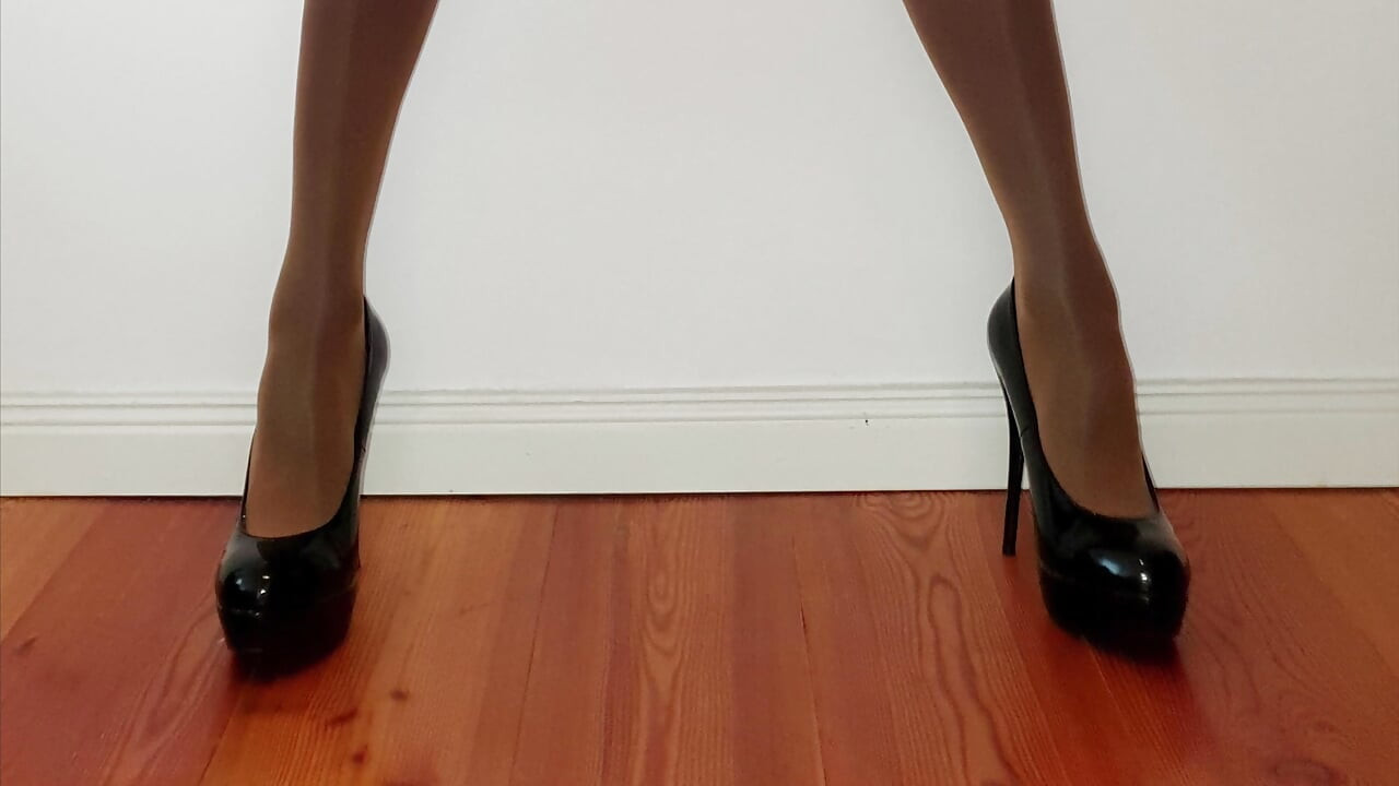 NTD - Various Outfits Slideshow with pan