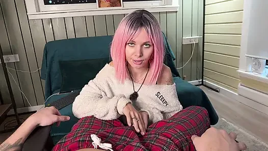 Hadiah tahun baru dan natal terbaik- adalah kontol ngaceng di balik celana dan ngocok kontol sampai dicrot di dalam - pov