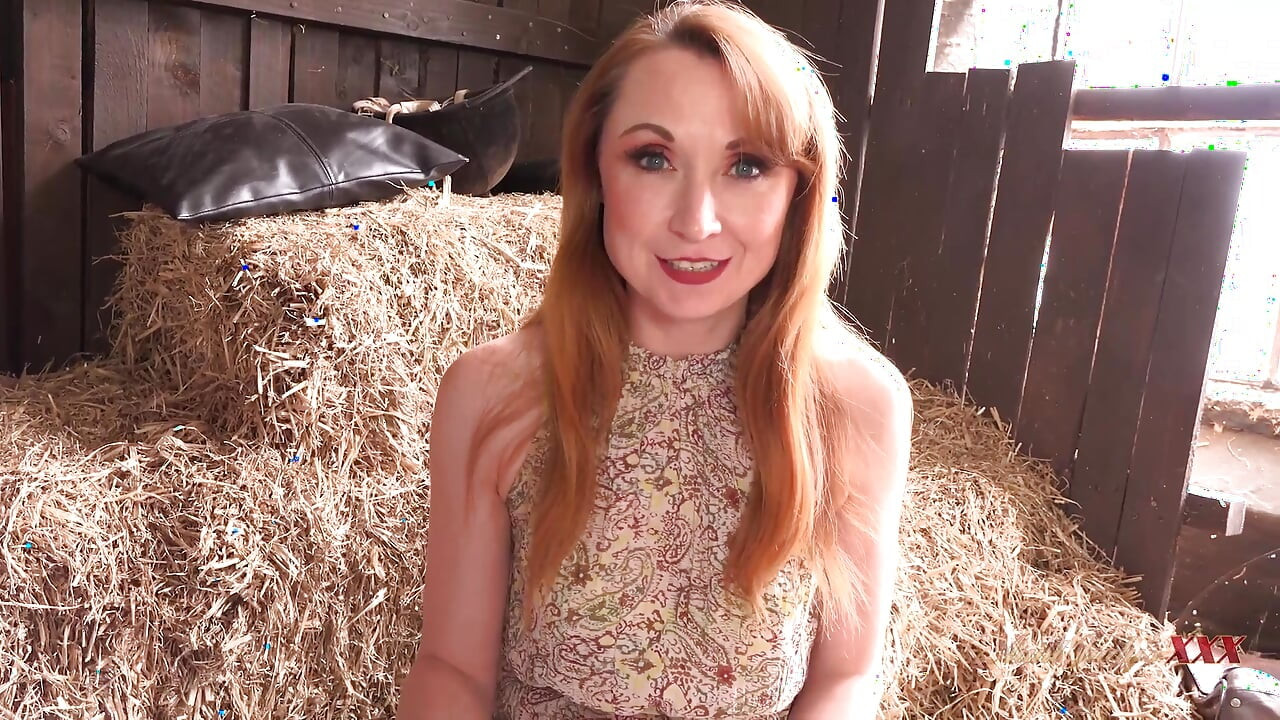 Lily, femme au foyer rousse excitée, vous suce une bite dans la grange