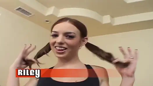 Blondes schätzchen weit gedehnt von pulsierenden schwanz tropfenden säften