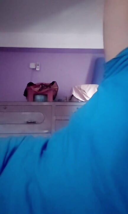 Fată drăguță studentă la universitate, sex prin apel video