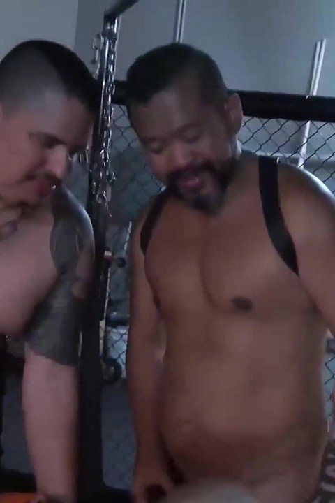 Bearfilms Ben Chatham ve Jorgan Stoneman bdsm grup seks yapıyor