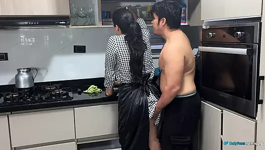 Patronumun kocası ofisinde çalışırken beni sikiyor!