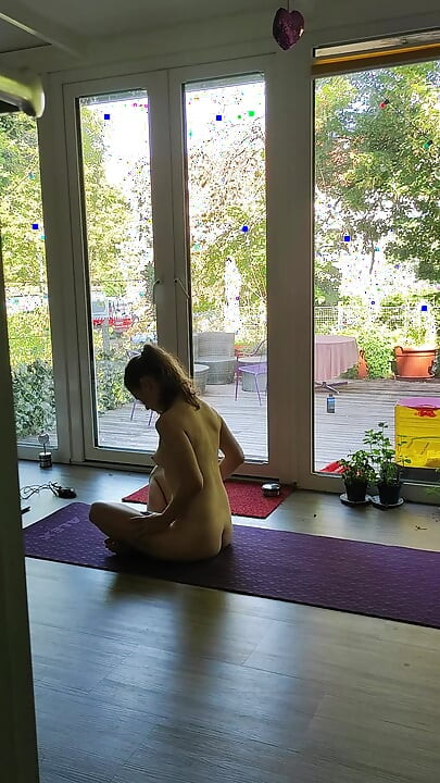 Princesa de yoga delante de grandes ventanas