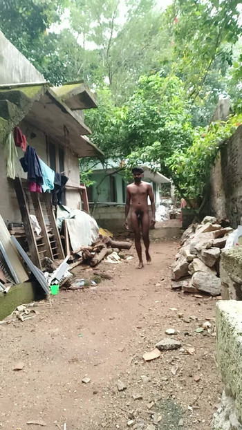 Jalan kaki telanjang di luar ruangan