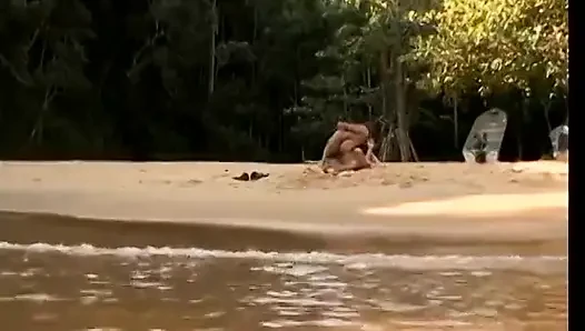 Великолепная молодая латина принимает это в каждую дырку прямо на воде