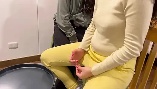 Eski sevgilim beni akşam yemeğine davet ediyor ve banyoda ve onun evinde seks yapıyoruz