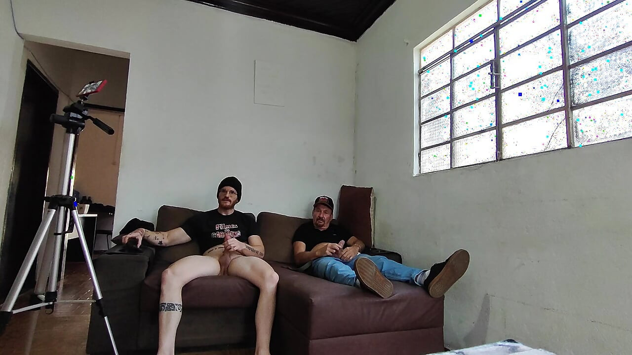 Carmona i Carlos Urach masturbiraju zajedno