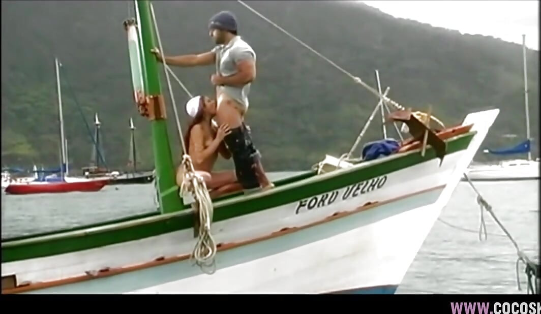 Morena en barco se la follan duro al aire libre en la cubierta