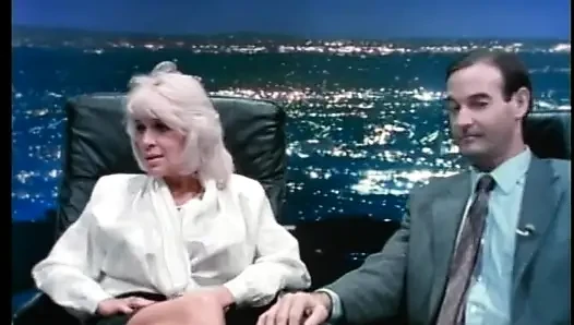 Adam sert sikişten sonra sarışın orta yaşlı seksi kadının ayakkabısına boşalıyor