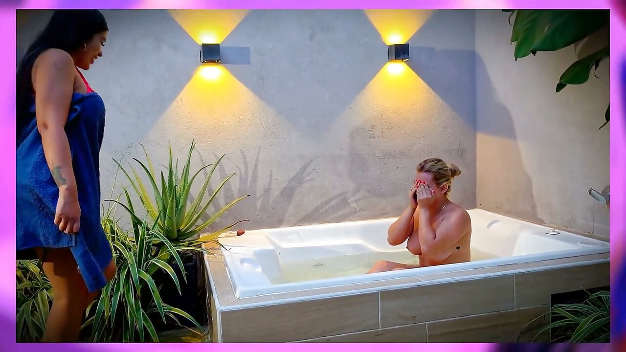 Lucero pieprzy moją cipkę swoim niespodziewanym prezentem STRAPON w jacuzzi – nieocenzurowany seks lesbijki