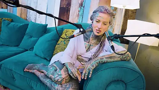 B hakkında konuşuyorum - bordem - asmr podcast sfw konuşuyor gotik sıska kız dreadlocks dövmeli model dövmeli kız