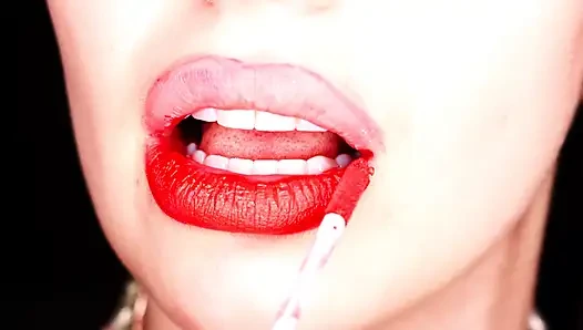 4K Roter lippenstift und rauchendes hookah auf schwarzem hintergrund