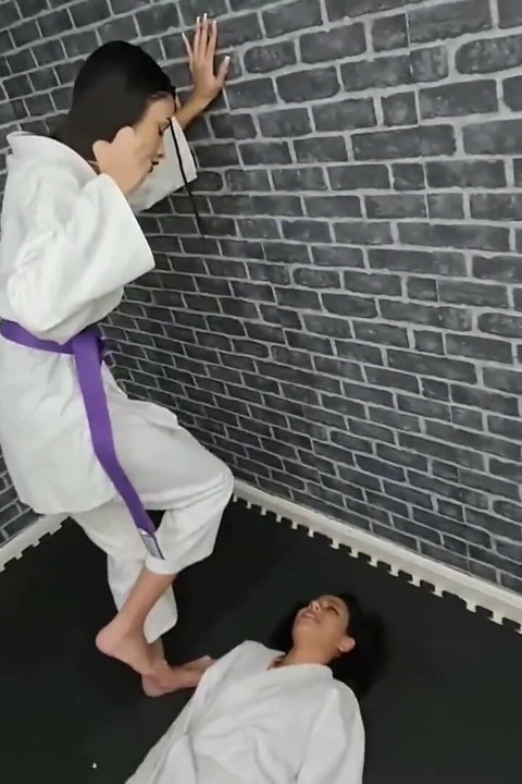 Karate dövüşü Amanda Nataly'ye karşı - model ayaklarla güç tekmeliyor