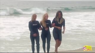 Na het surfen hebben de twee prachtige blondines wat ondeugend lesbisch plezier bij het buitenzwembad