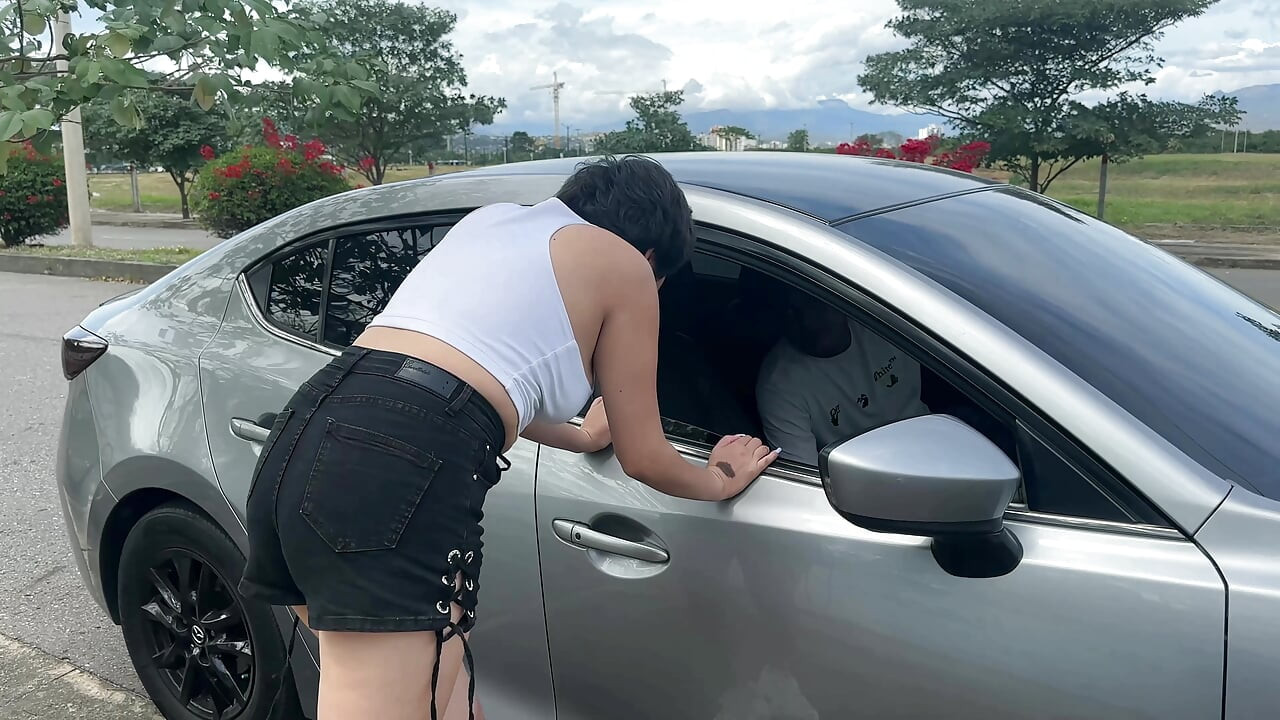 Saya menemukan seorang gadis seksi yang meminta saya untuk membawanya pulang karena sepeda motornya rusak, dengan imbalan membantunya dia membiarkan saya menidurinya.