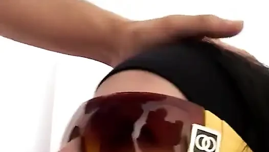 Gadis amatir Italia dengan kacamata hitam difilmkan saat dia disetubuhi