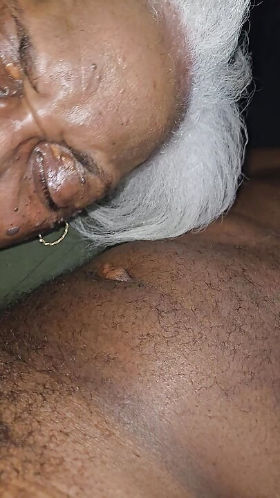 Oma liebt es, schwanz tief in den hals zu kriegen