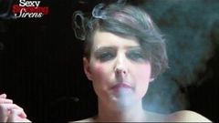 Курящий фетиш - сексуальная блондинка курит с подставкой