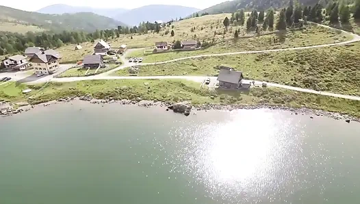 Грудастую блондинку в кожаных штанах трахают в альпийской хижине