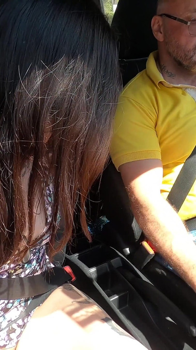 Ả điếm xăm mình nóng bỏng trả tiền uber bằng âm hộ của cô ấy