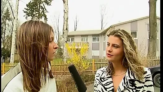 Татуированная брюнетка снимает одежду и показывает горячее татуированное тело