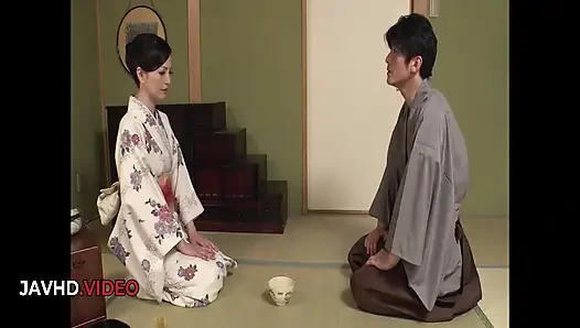 Miria Hazukis dampfendes asiatisches dreier-abenteuer mit jüngeren Partnern