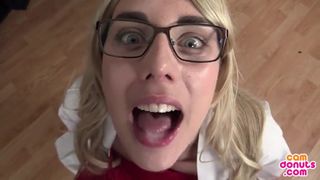 Loira nerd adora engolir cada gota