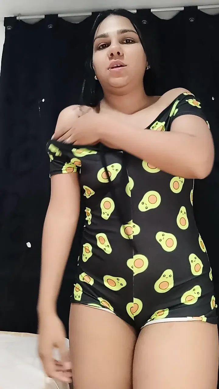 我慢慢脱衣服，然后我最后自慰，直到射出我的阴户