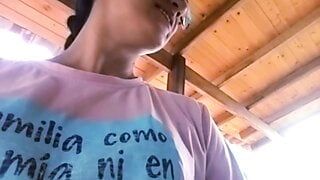 Chica cachonda masturbándose con los dedos al aire libre en secreto