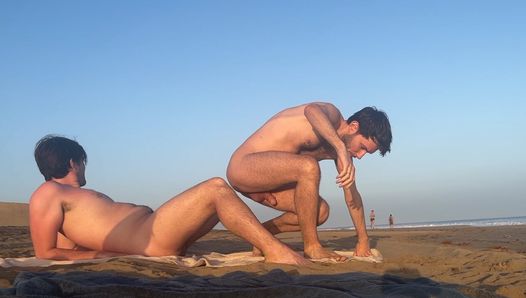Amigos divirtiéndose en la playa nudista gay (¡mientras una pareja gay nos mira y también se divierte!)