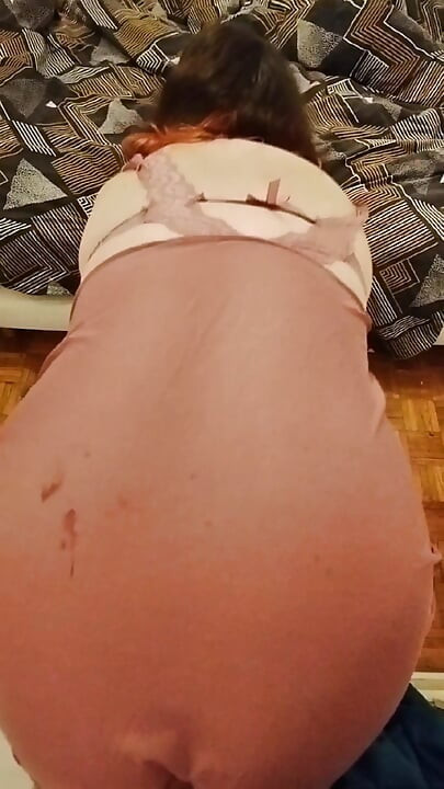 Симпатичная тинка играет с реалистичным дилдо