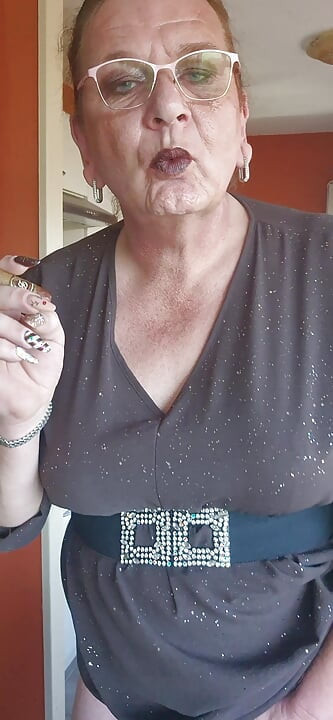 ディルドを楽しみながら葉巻を楽しんでいます