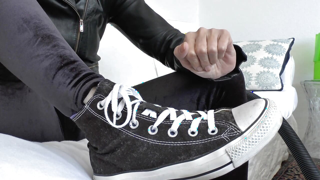 Vacuum Dusty Sneakers dan kemudian pancut pada mereka! SUDUT PANDANGAN PERTAMA, JOI, Lady Victoria Valente