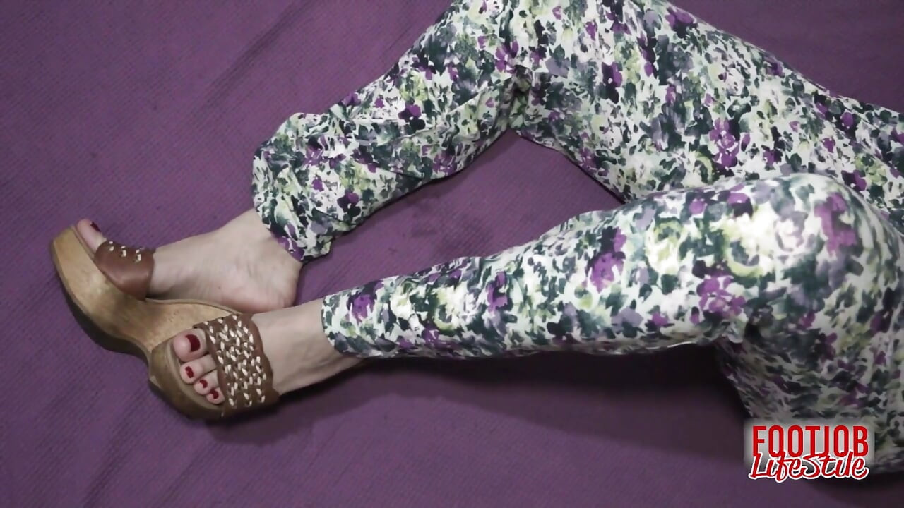 Pés perfeitos com os pés em pau sexy!