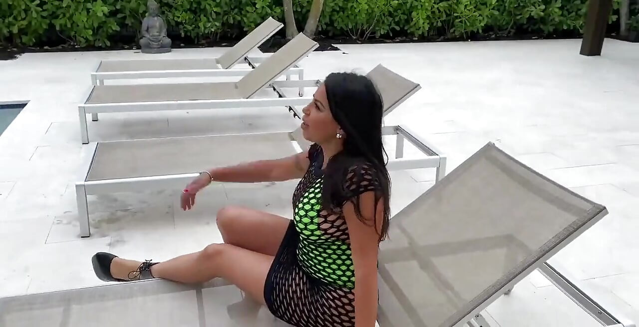 수영장 밖에서 섹스하는 섹시한 라틴계 밀프 Julianna Vega, 이 미친 라틴계녀가 나에게 온다