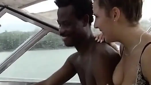 Симпатичную крошку из Германии трахнули на лодке