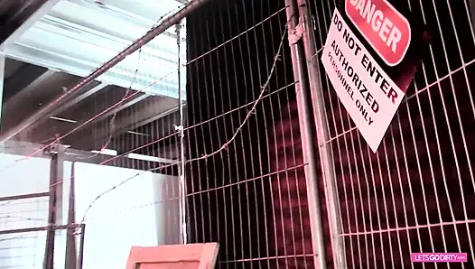 Tante seksi dengan stoking jaring-jaring dientot habis-habisan dari belakang