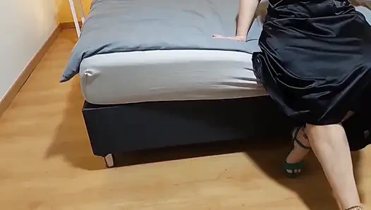 Sarışın, Olgun Eş Elbiseyle Seksin Tadını Çıkarıyor