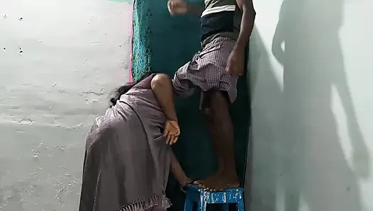 Anal seks penisimi olgun sırt deliğine sokuyorum