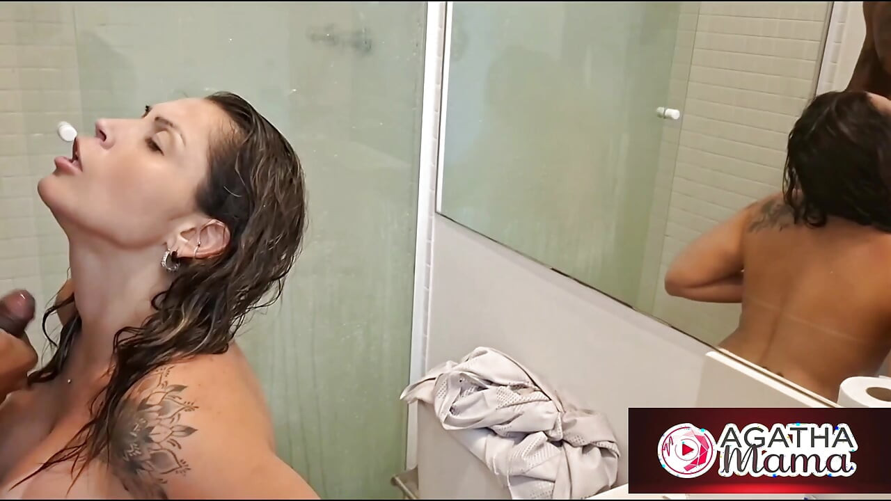 Agatha Mama în duș este soțul mai sexy BBC sosește chiar când soția MILF face duș
