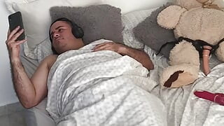 My girlfriend masturbates in front of me.