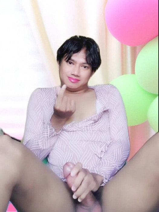 Travesti gay se masturba con el vestido de su hermana