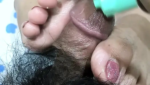 Acoletteyy tidak berhenti menggosok toepad Asianya yang imut di kepala kontolnya setelah muncrat