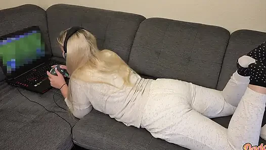 Gadis gamer yang keras kepala dientot waktu lagi main game